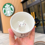 貓咪仰望陶瓷馬克杯：圖片 3